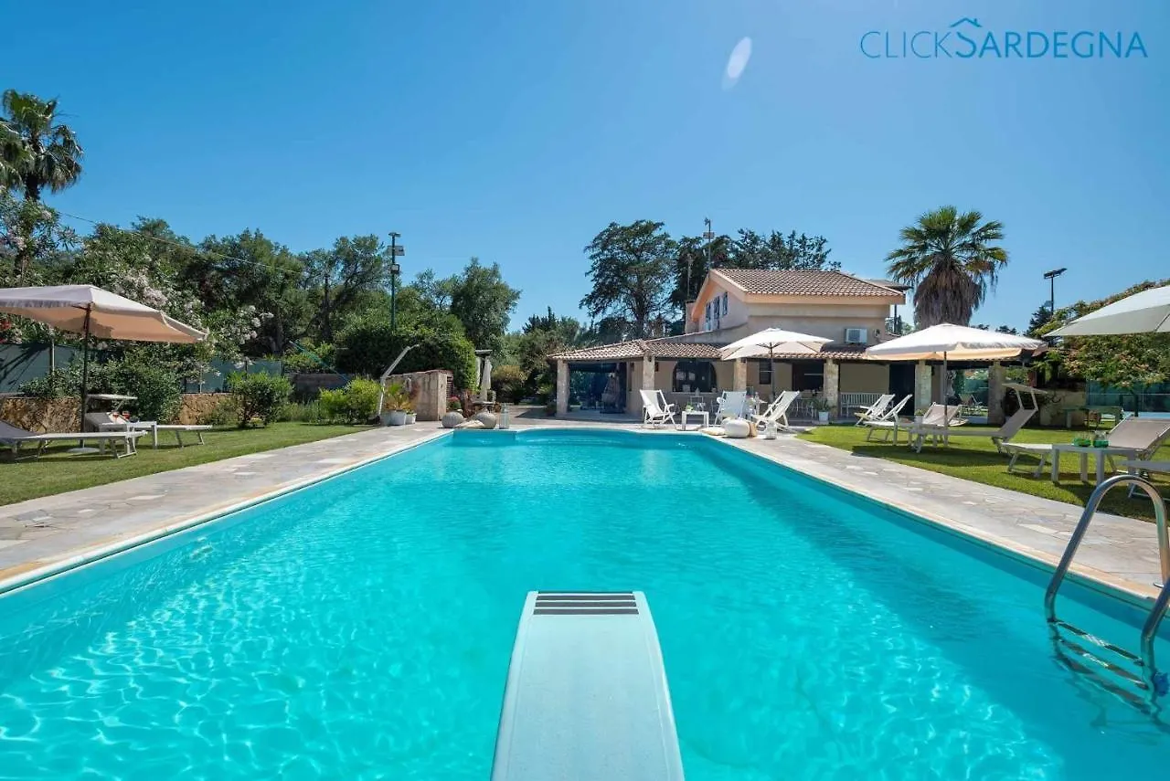 Villa Sporting With Tennis Court, Swimming Pool, Football Field Near The Beaches アルゲーロ